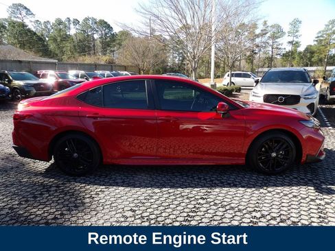 Used 2025 Toyota Camry SE image 4