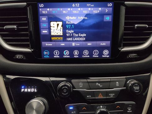 Used 2018 Chrysler Pacifica Touring-L w/ Premium Audio Group FWD image 25