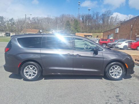 Used 2023 Chrysler Voyager LX image 2