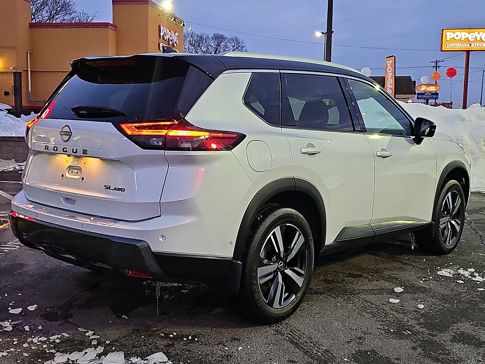 Used 2025 Nissan Rogue SL AWD/4WD image 7