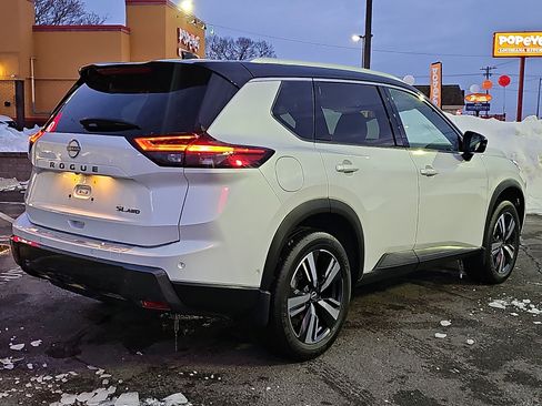 Used 2025 Nissan Rogue SL AWD/4WD image 7