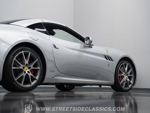 Used 2010 Ferrari California RWD image 28