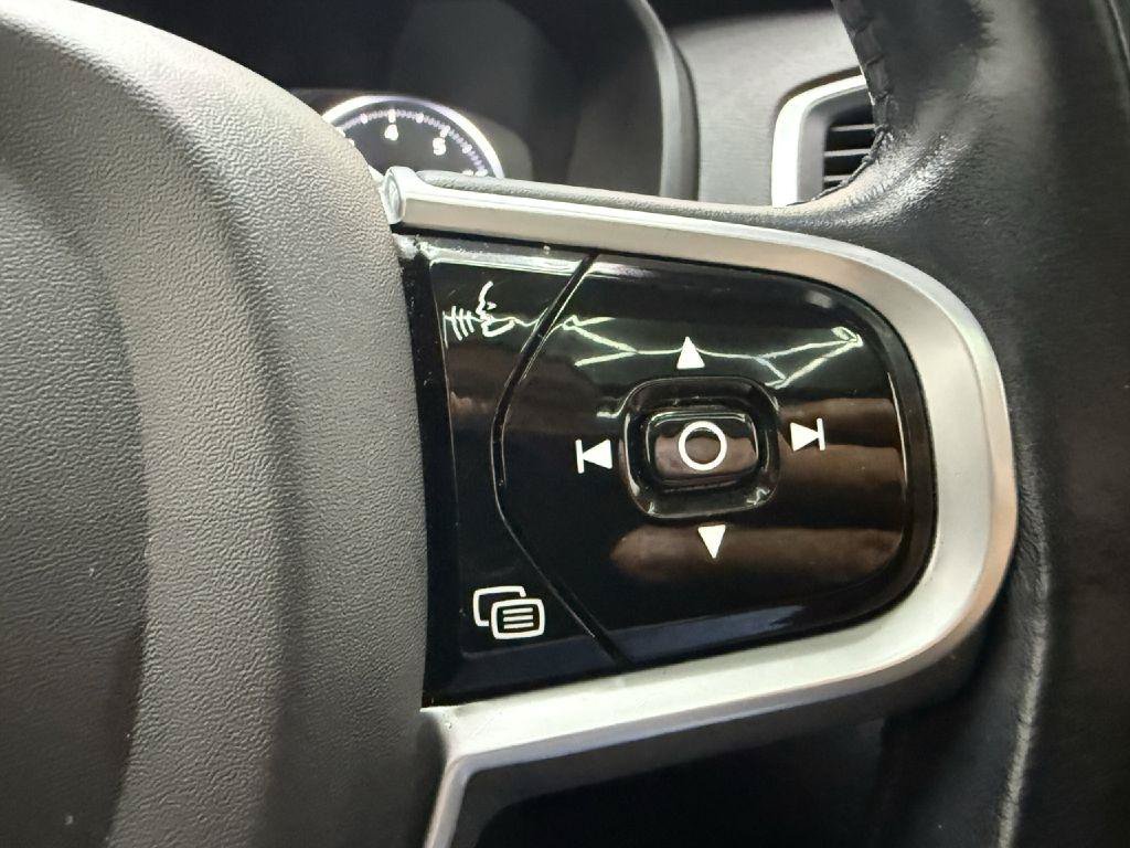 Used 2022 Volvo XC90 T6 Momentum w/ Climate Package AWD/4WD image 16