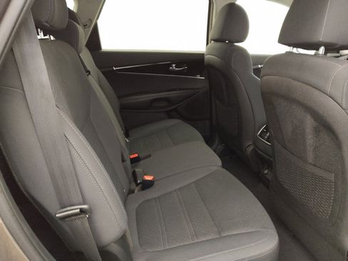 Used 2019 Kia Sorento LX image 19