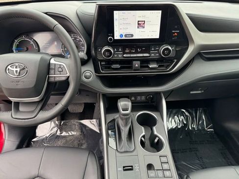 Certified 2025 Toyota Highlander XLE image 2