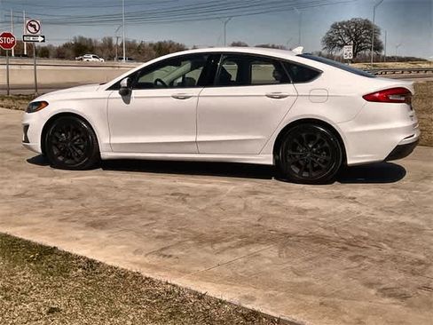 Used 2020 Ford Fusion SE image 4