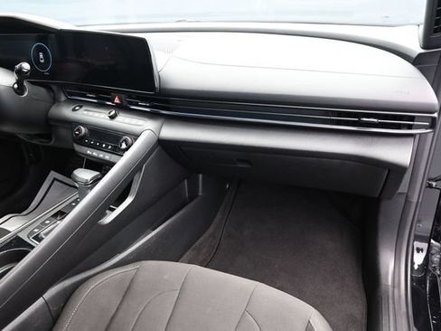 Used 2025 Hyundai Elantra SEL FWD image 33