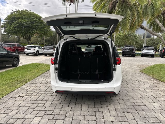 Used 2025 Chrysler Pacifica Limited FWD image 28