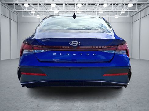 Certified 2025 Hyundai Elantra SE image 5