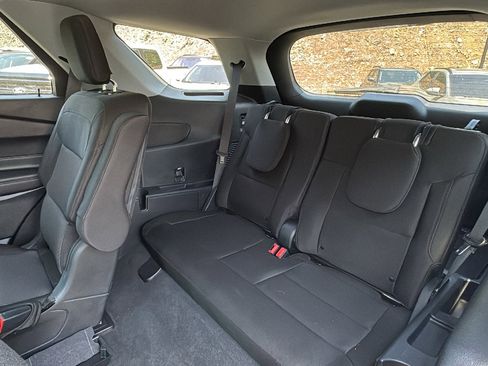 Used 2023 Ford Explorer XLT AWD/4WD image 31
