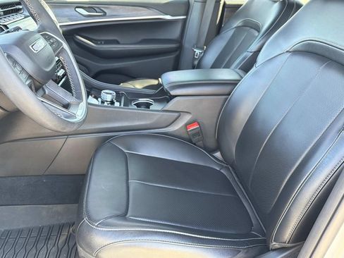 Used 2024 Jeep Grand Cherokee Limited w/ Luxury Tech Group II AWD/4WD image 12