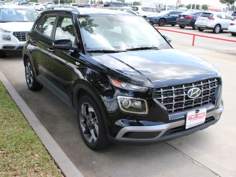 Used 2025 Hyundai Venue SEL FWD image 2