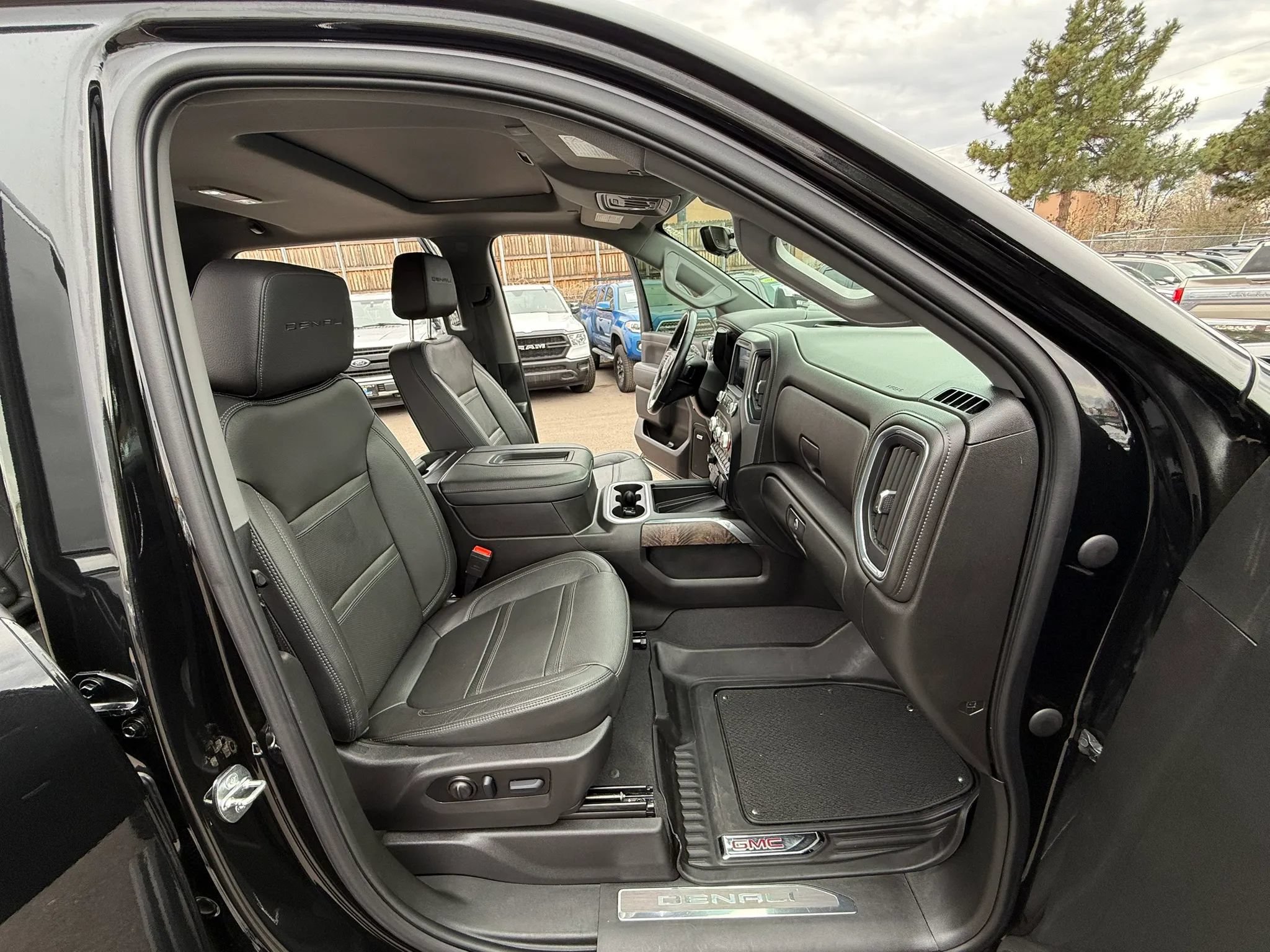 Used 2022 GMC Sierra 2500 Denali w/ Denali Black Diamond Edition AWD/4WD image 38