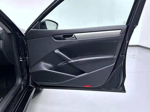 Used 2021 Volkswagen Passat 2.0T SE image 16