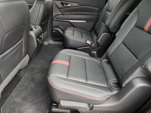 Used 2025 Chevrolet Traverse RS image 32