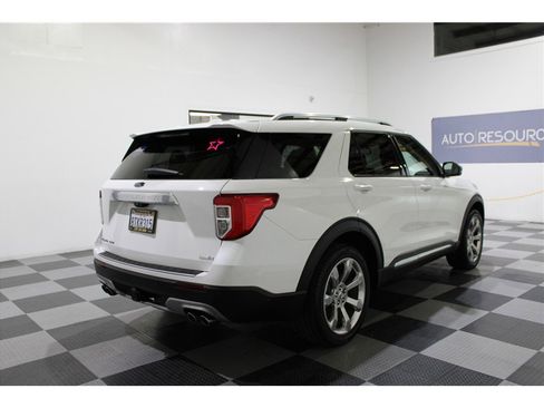 Used 2020 Ford Explorer Platinum w/ Premium Technology Package image 4