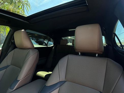 Used 2022 Lexus ES 300h w/ Premium Package FWD image 4
