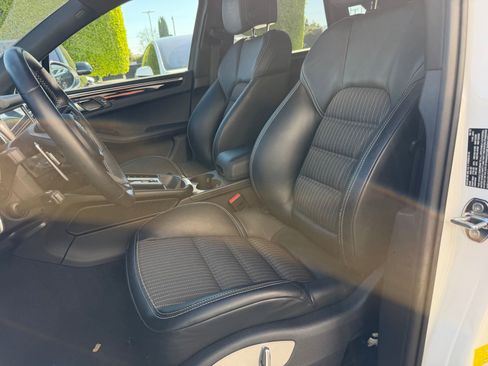 Used 2023 Porsche Macan Turbo image 9