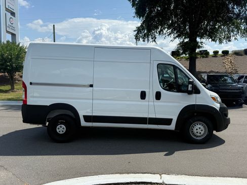 Used 2024 RAM ProMaster 2500 w/ Convenience Group FWD image 6
