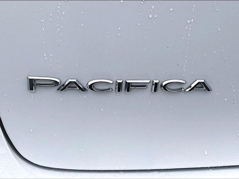 Used 2023 Chrysler Pacifica Touring-L image 8