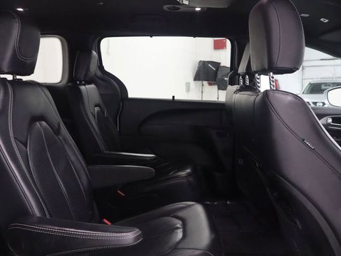 Used 2018 Chrysler Pacifica Touring-L w/ Premium Audio Group image 12