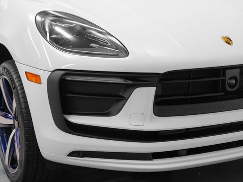 Certified 2025 Porsche Macan image 15