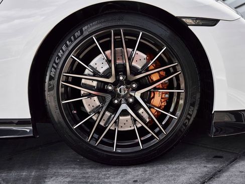 Used 2021 Nissan GT-R Premium image 28