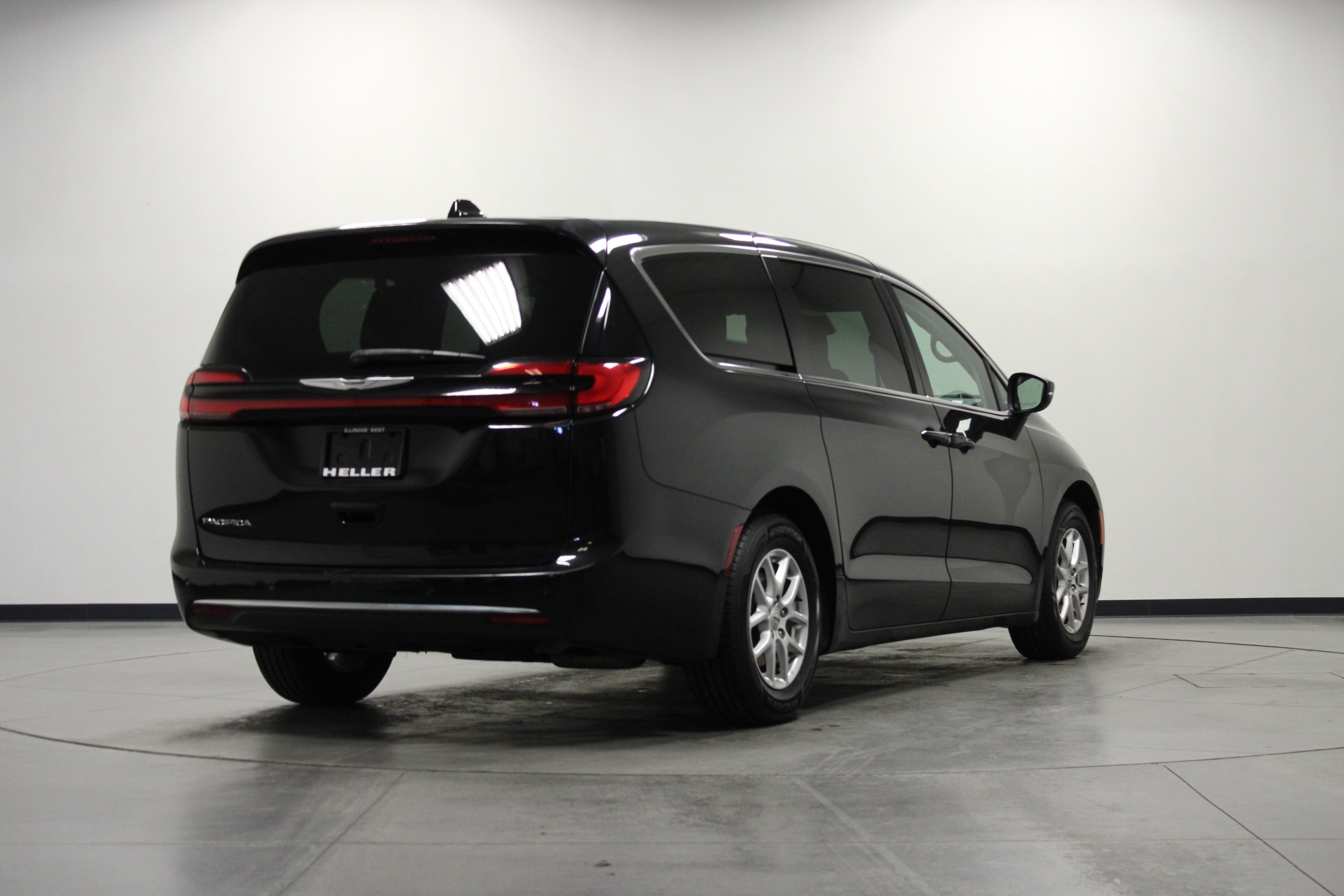 Used 2023 Chrysler Pacifica Touring-L FWD image 4