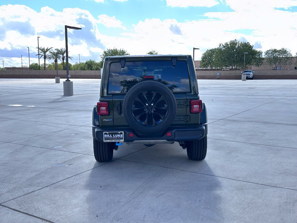 Used 2023 Jeep Wrangler Unlimited Sahara AWD/4WD image 7