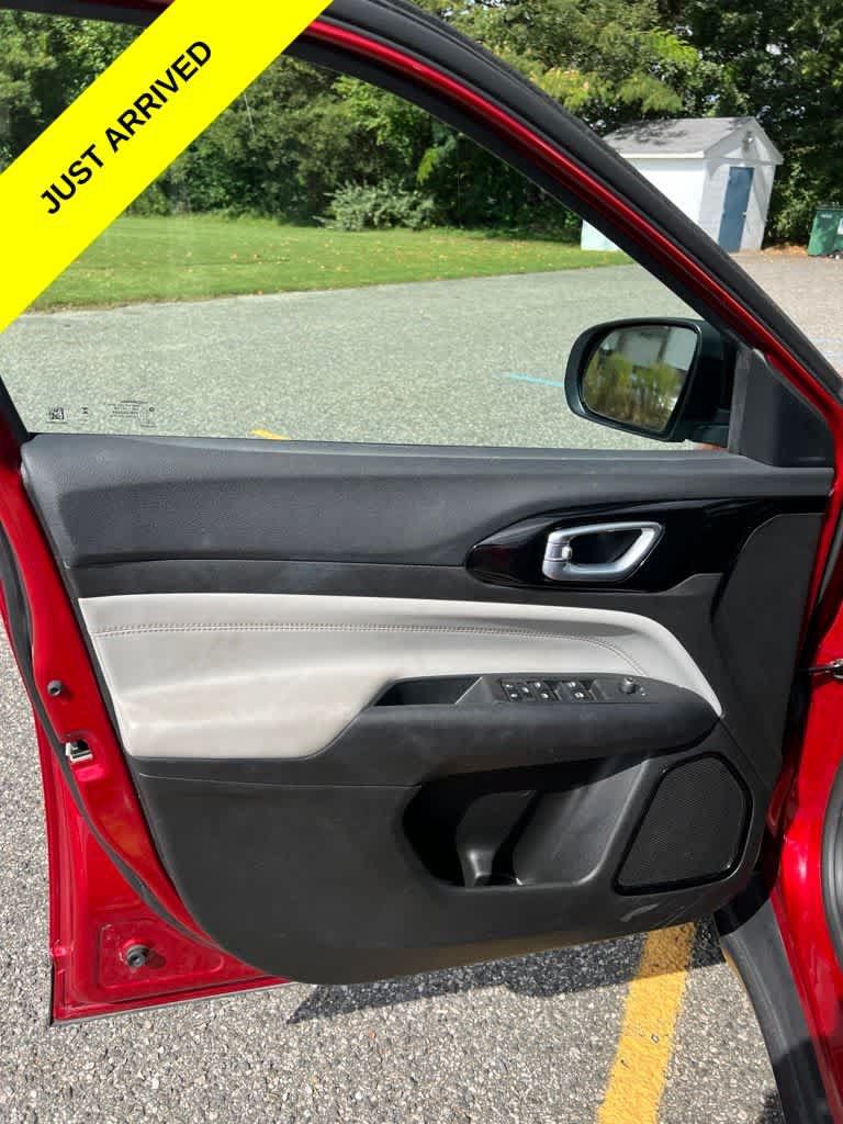 Used 2025 Jeep Compass Limited AWD/4WD image 9