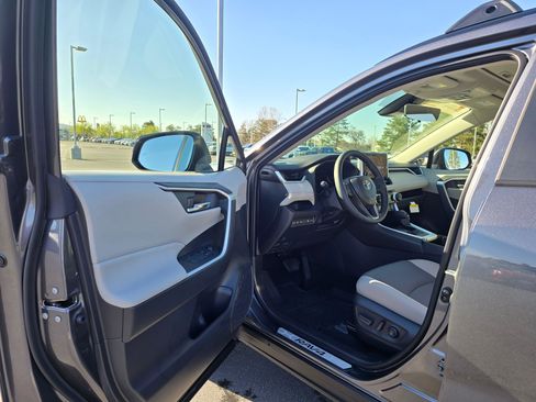 Used 2025 Toyota RAV4 XLE image 18