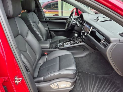 Certified 2025 Porsche Macan AWD/4WD image 23