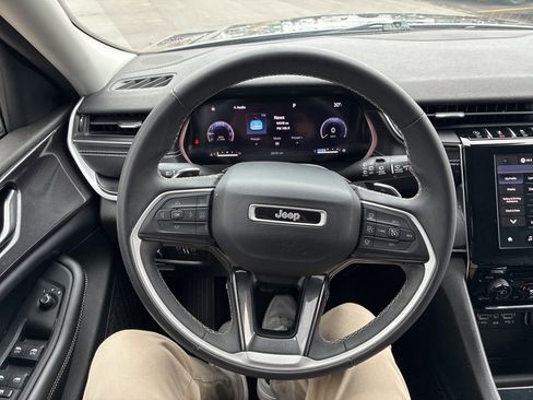 Used 2023 Jeep Grand Cherokee Laredo image 19