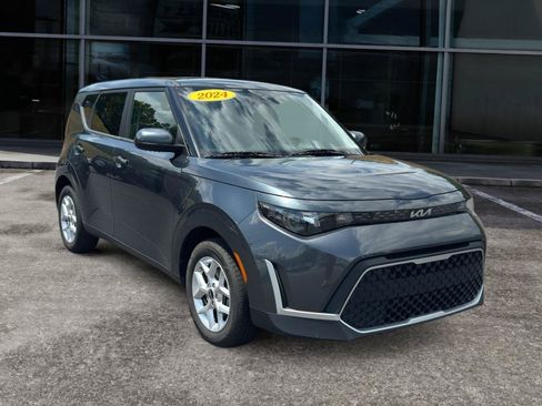 Used 2024 Kia Soul LX w/ Option Group 015 FWD image 3