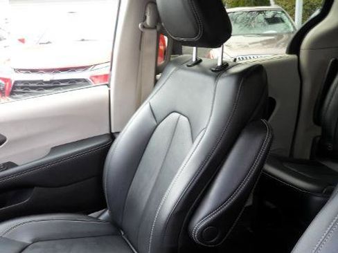 Used 2024 Chrysler Pacifica Touring-L FWD image 12