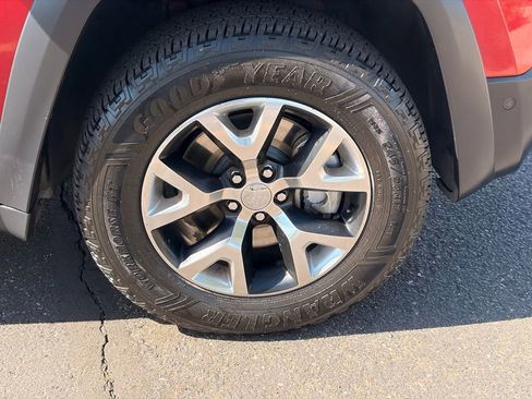Used 2015 Jeep Cherokee Trailhawk w/ Comfort/Convenience Group AWD/4WD image 10