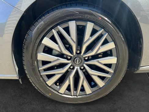 Used 2025 Nissan Altima 2.5 SV FWD image 9