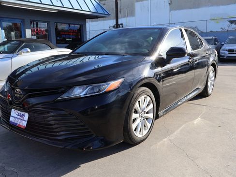 Used 2020 Toyota Camry LE image 3