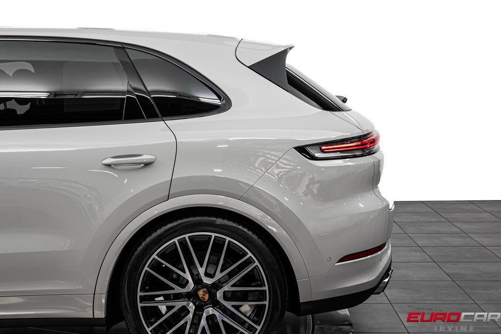 Used 2025 Porsche Cayenne AWD/4WD image 14
