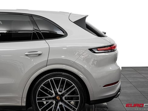 Used 2025 Porsche Cayenne AWD/4WD image 14