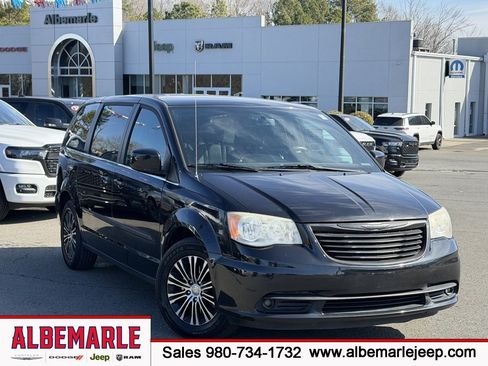 Used 2013 Chrysler Town & Country S image 1