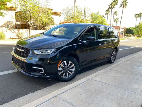 Used 2023 Chrysler Pacifica Touring-L image 6