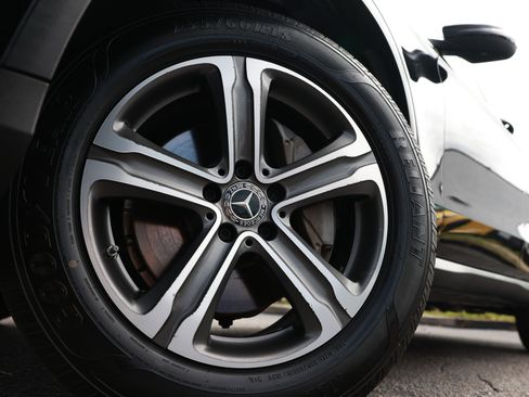 Used 2019 Mercedes-Benz GLC 300 w/ Premium Package image 34