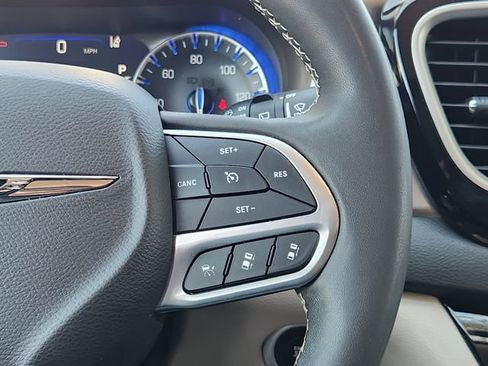 Used 2024 Chrysler Pacifica Touring-L FWD image 27