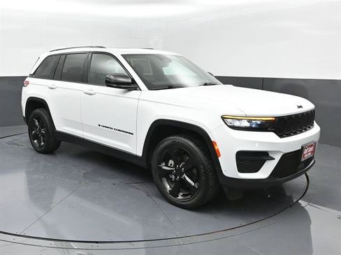 Used 2024 Jeep Grand Cherokee Altitude AWD/4WD image 2
