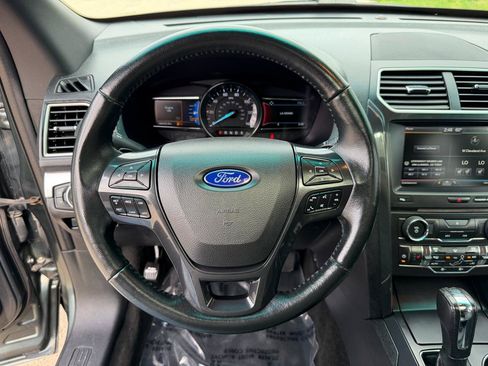 Used 2016 Ford Explorer XLT w/ Equipment Group 202A AWD/4WD image 18