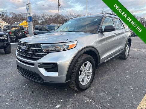 Used 2023 Ford Explorer XLT image 2