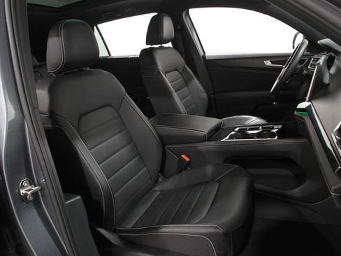 Certified 2025 Volkswagen Atlas Cross Sport SEL R-Line image 17