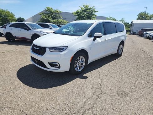 Used 2023 Chrysler Pacifica Touring-L AWD/4WD image 2