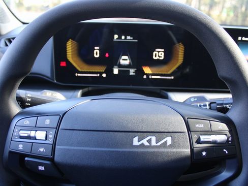 New 2025 Kia K4 LXS image 24